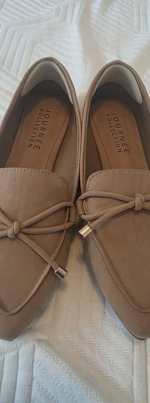 Journee Collection Women's Tan Bow Loafers Size 9